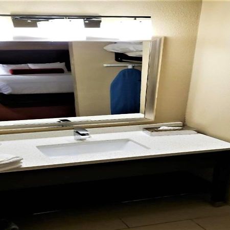 Quality Suites Nashville Airport Exterior photo