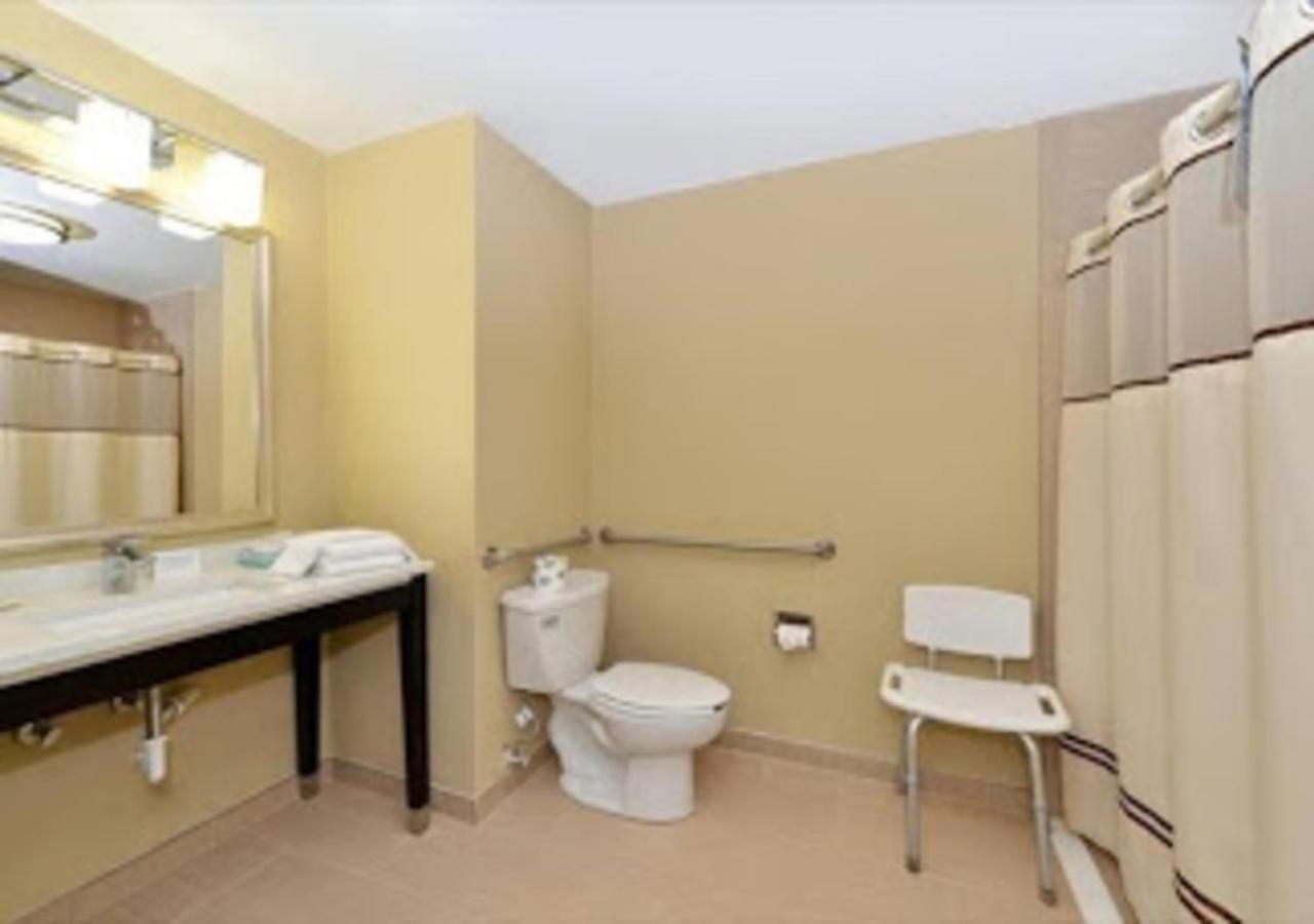 Quality Suites Nashville Airport Exterior photo