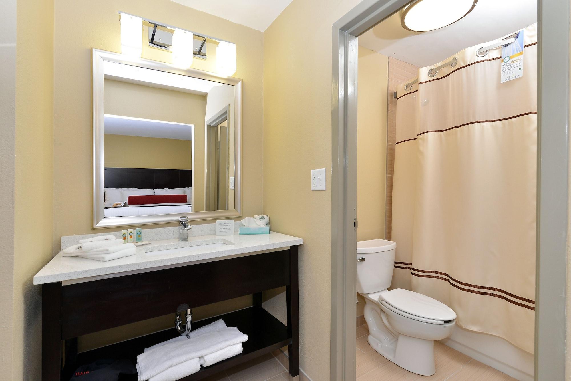 Quality Suites Nashville Airport Exterior photo
