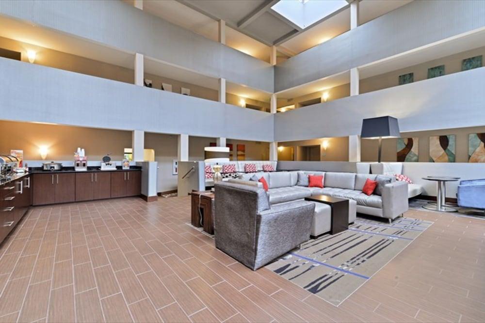 Quality Suites Nashville Airport Exterior photo