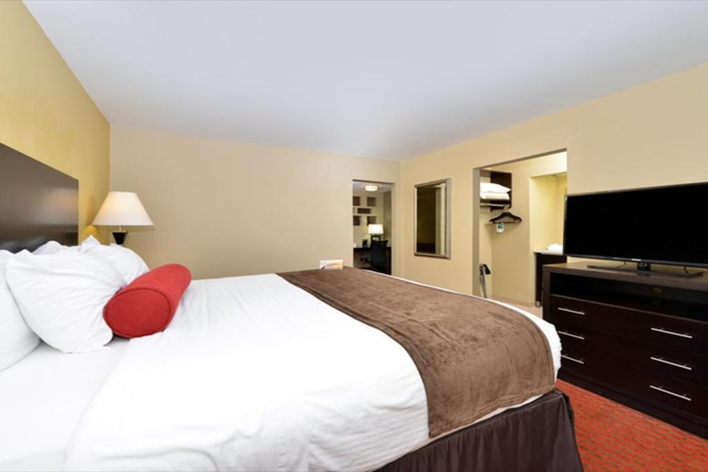 Quality Suites Nashville Airport Exterior photo