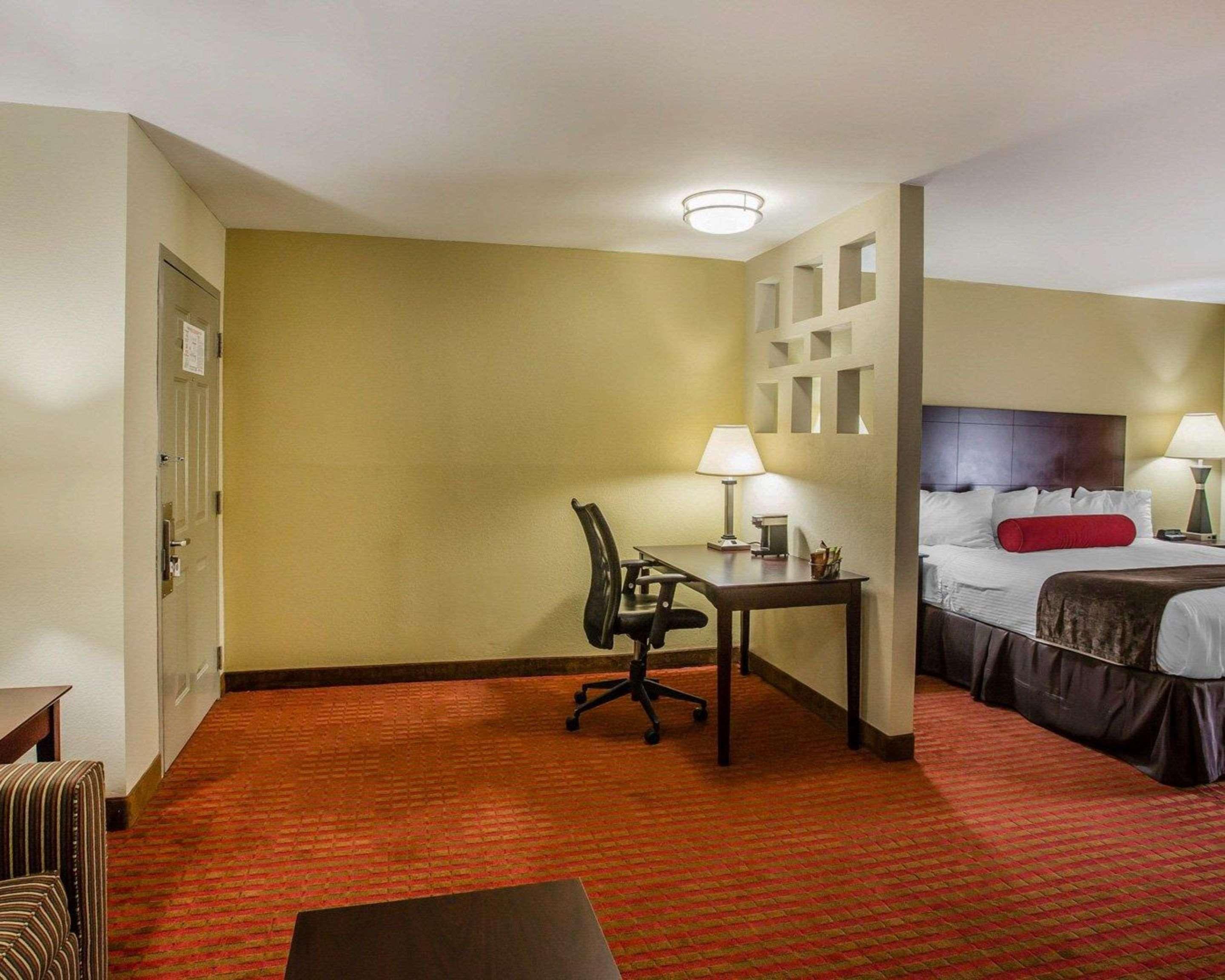 Quality Suites Nashville Airport Exterior photo