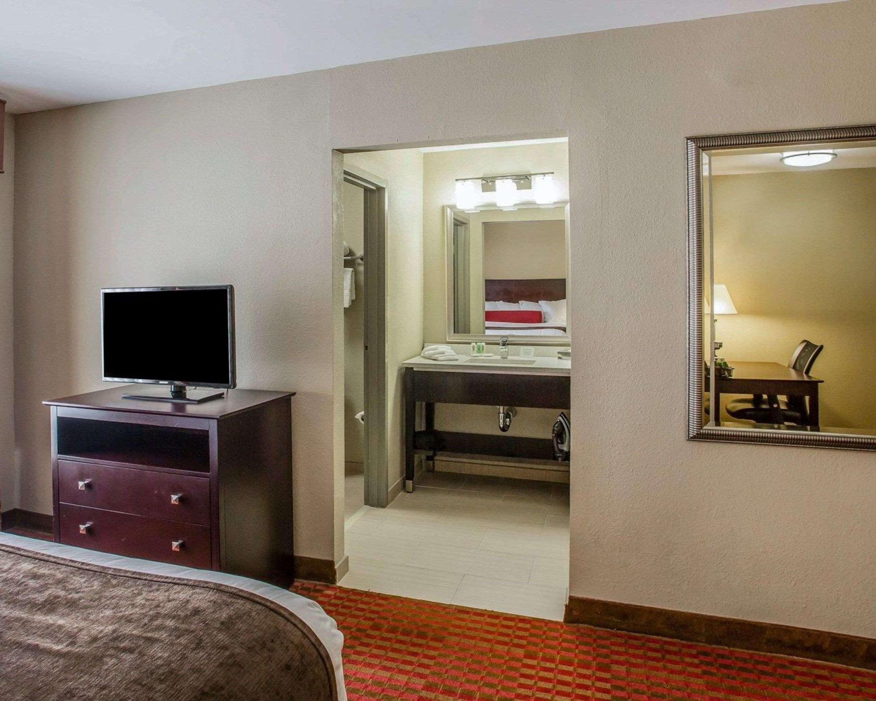 Quality Suites Nashville Airport Exterior photo