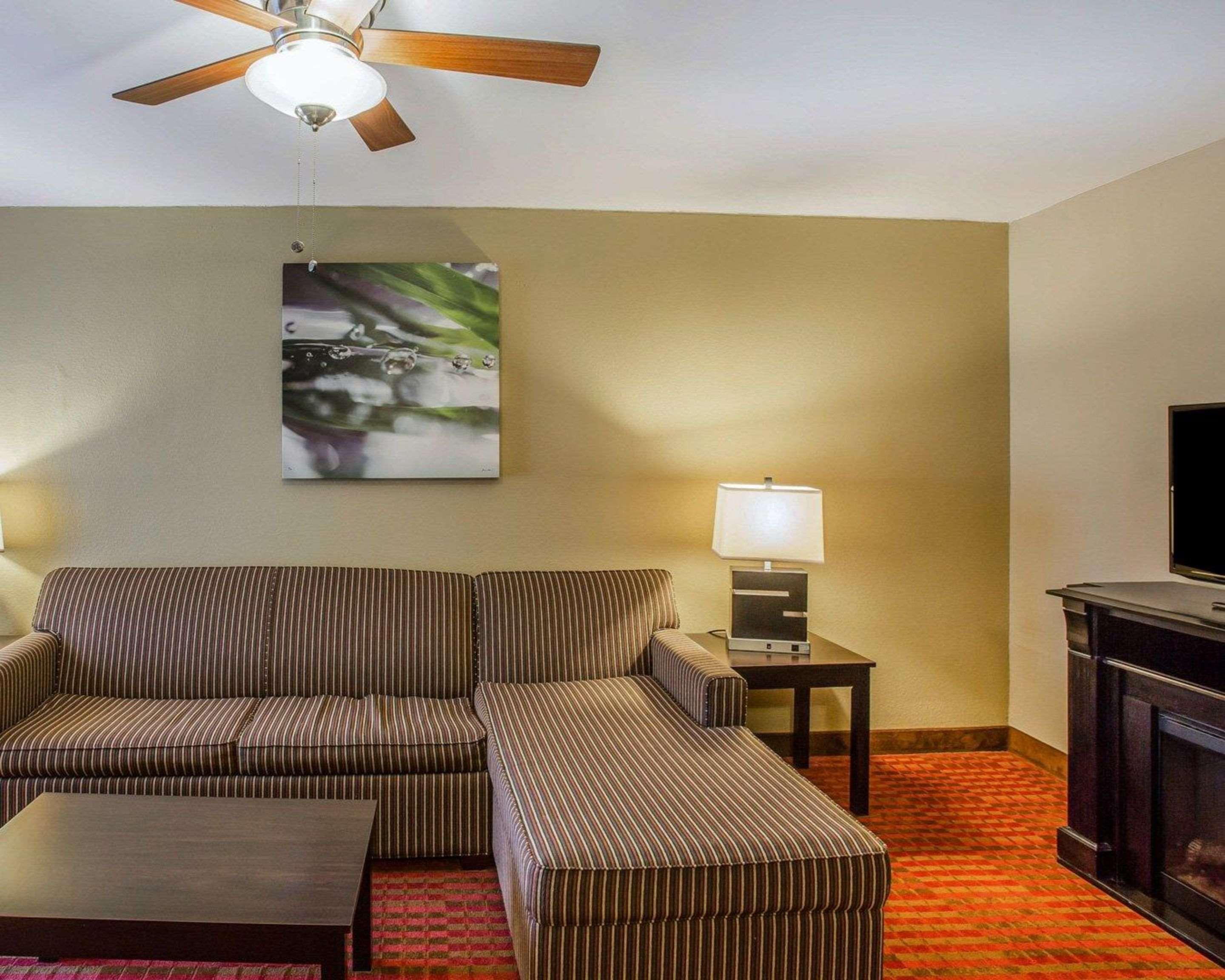 Quality Suites Nashville Airport Exterior photo