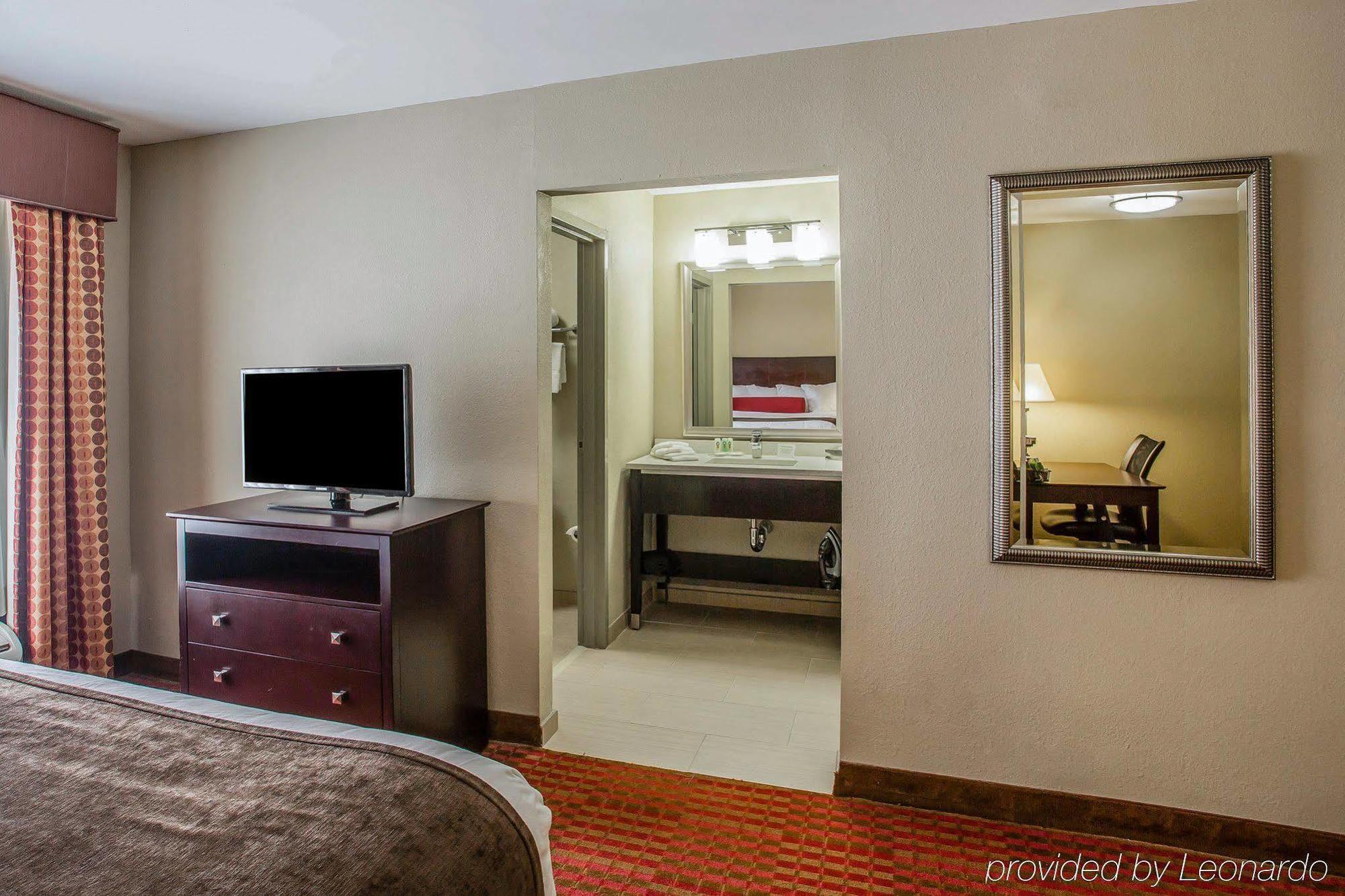 Quality Suites Nashville Airport Exterior photo