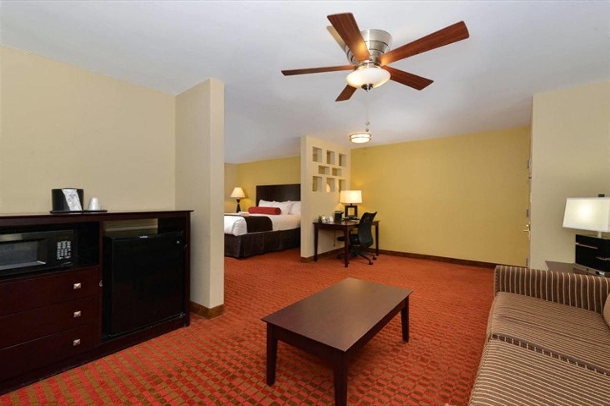 Quality Suites Nashville Airport Exterior photo